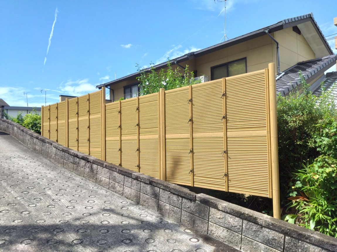 人工竹垣を設置した外構