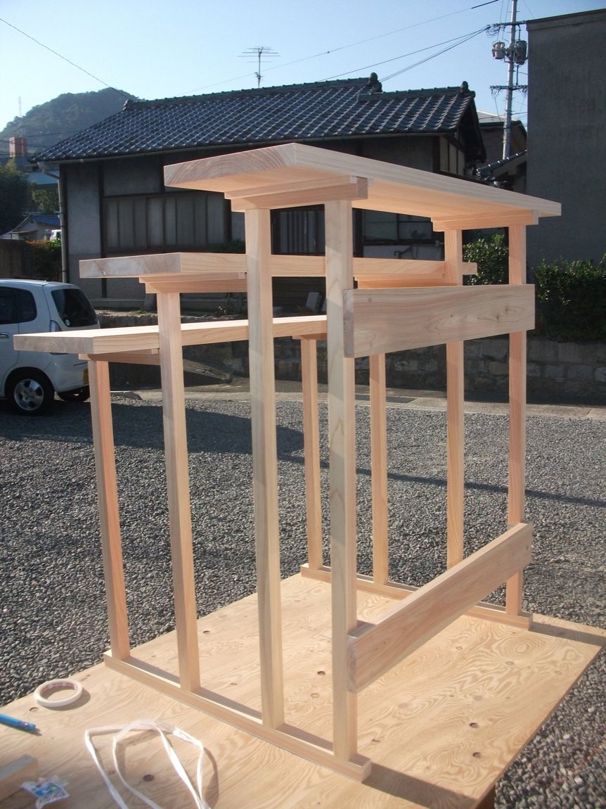 製作中の木の門
