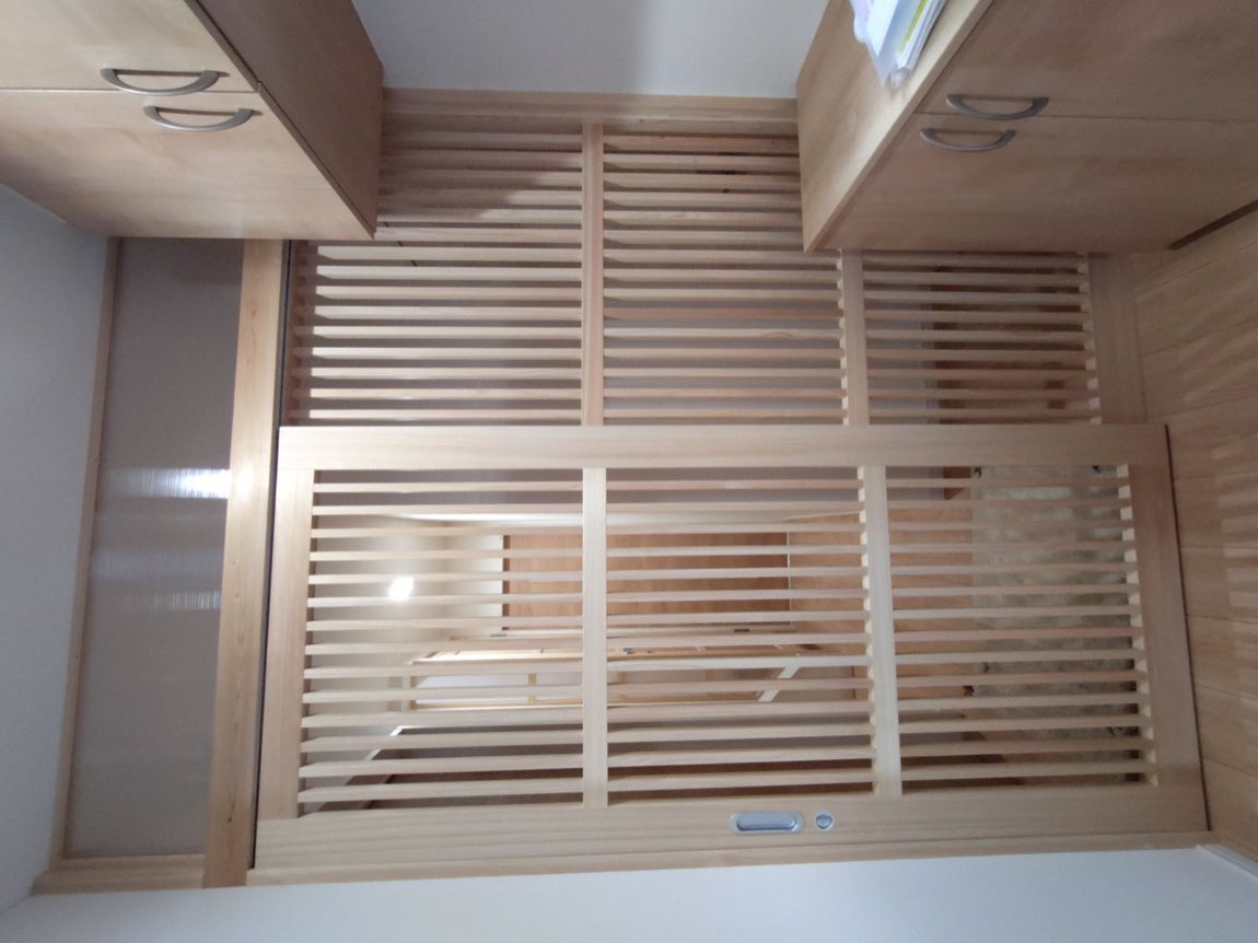 木の格子でつくった室内の建具